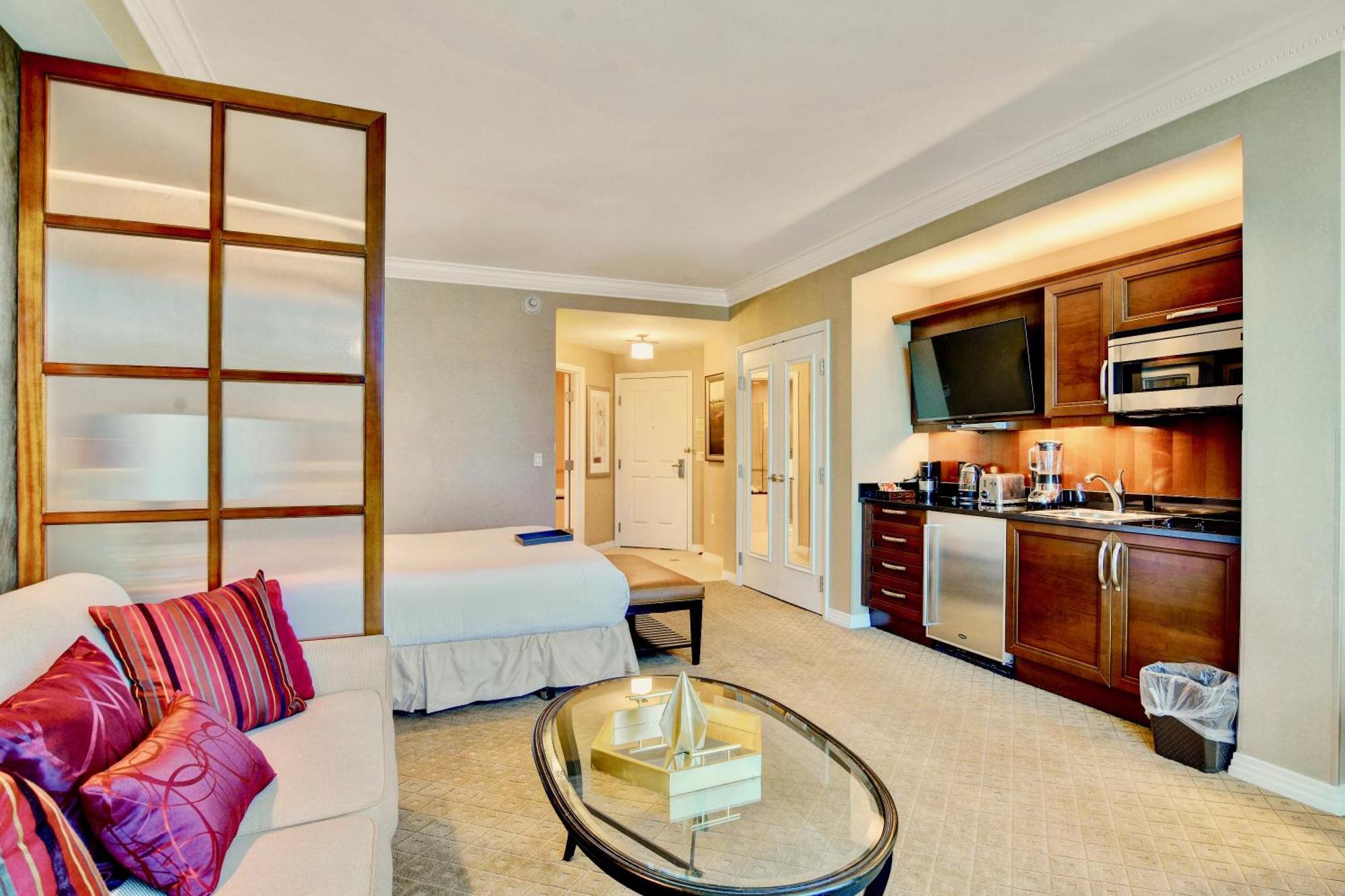Strip View - No Fee ! Apartment